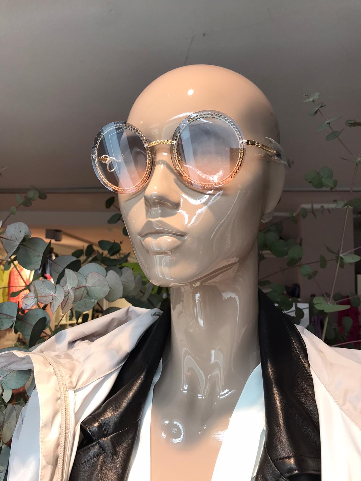 Sonnenbrille Mit Auffalliger Kette In Versch Farben Harbor Berlin Andrea Risto