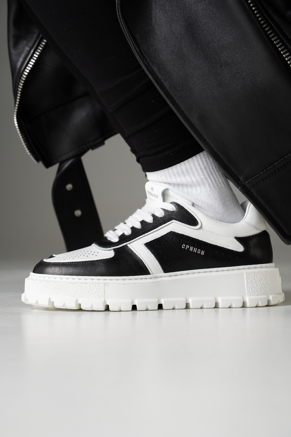 copenhagen_hw22_CPH332_leather_mix_black_white_1-1
